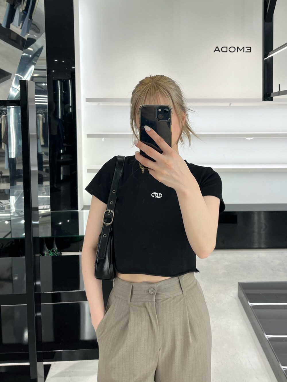 その他のその他パンツ、ブラック系のTシャツ/カットソー、ブラック系のハンドバッグを着用したレディースの春コーディネートの2枚目の写真