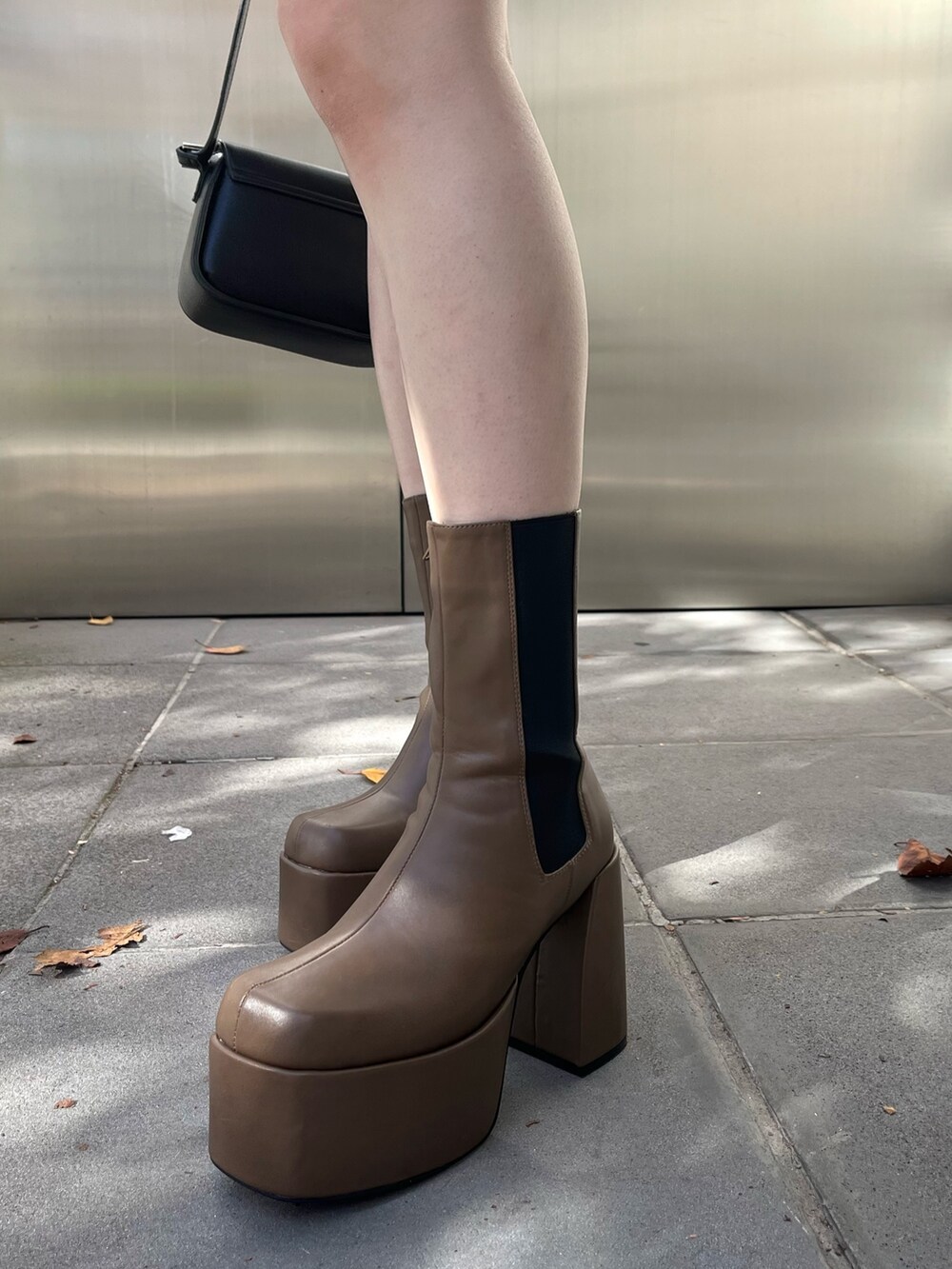 その他のニット/セーター、ブラック系のスカート、ブラウン系のブーツを着用したレディースの冬コーディネートの7枚目の写真