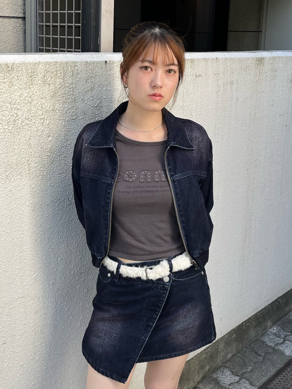 ブラック系のスリッポン、ブルー系のブルゾン、ブルー系のスカートを着用したレディースの夏コーディネートの4枚目の写真