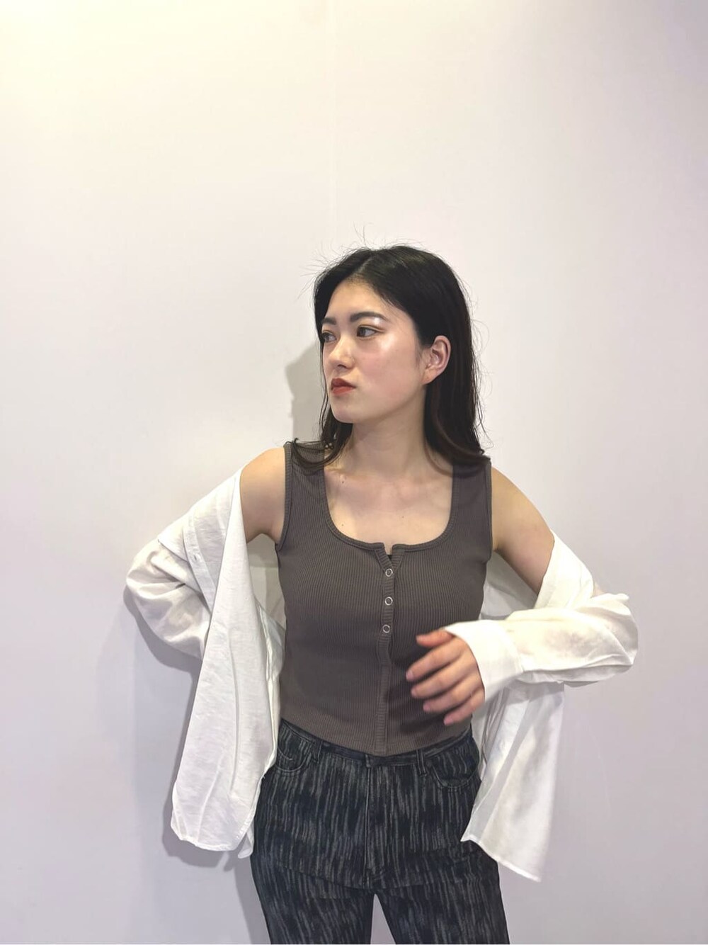 ホワイト系のサンダル、ホワイト系のシャツ/ブラウス、ブラック系のデニムパンツを着用したレディースの夏コーディネートの4枚目の写真