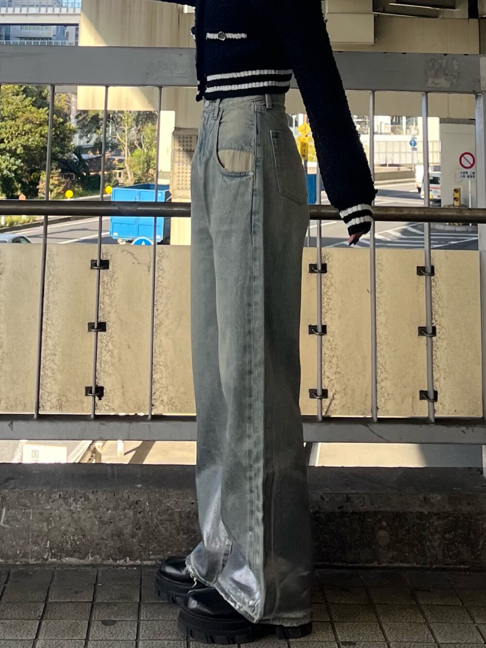 ブルー系のデニムパンツ、ブラック系のブーツ、ブラック系のカーディガン/ボレロを着用したレディースの冬コーディネートの6枚目の写真