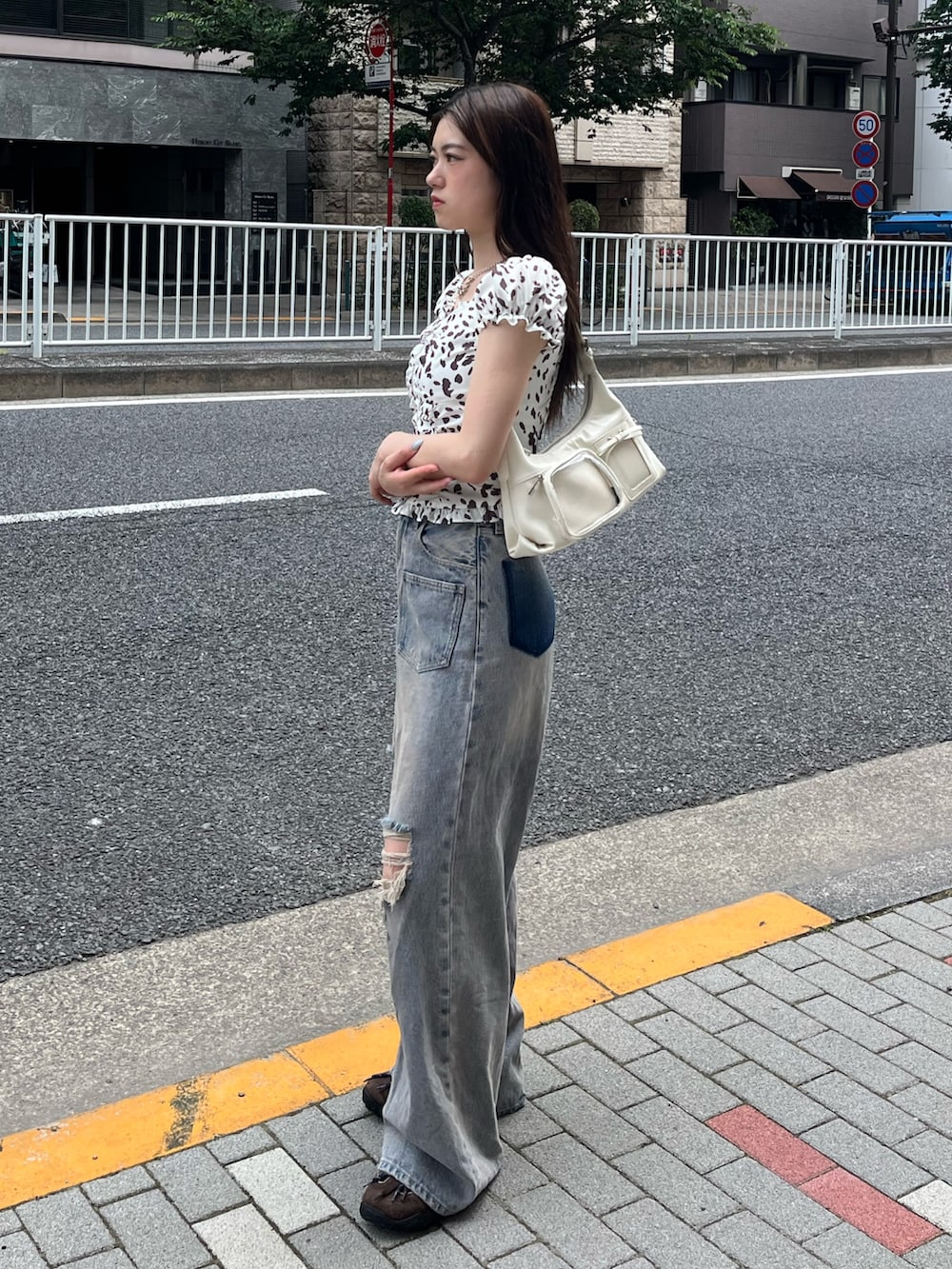 ブルー系のデニムパンツ、ブラウン系のスニーカー、その他のシャツ/ブラウスを着用したレディースの夏コーディネートの2枚目の写真