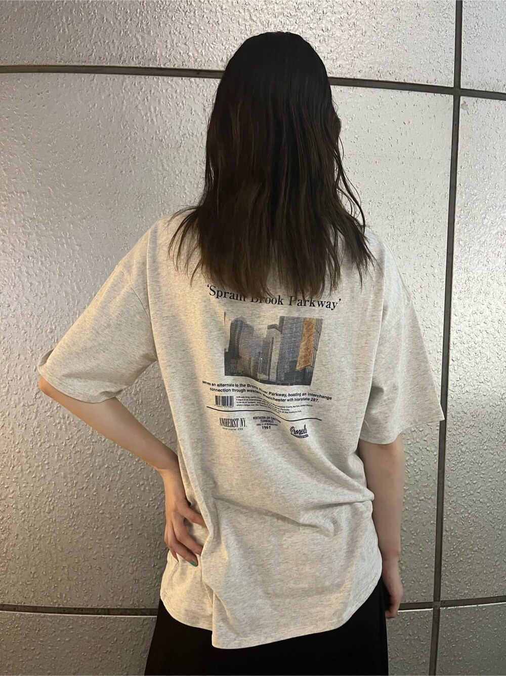 ブラック系のブーツ、グレー系のTシャツ/カットソー、ブラック系のスカートを着用したレディースの夏コーディネートの5枚目の写真