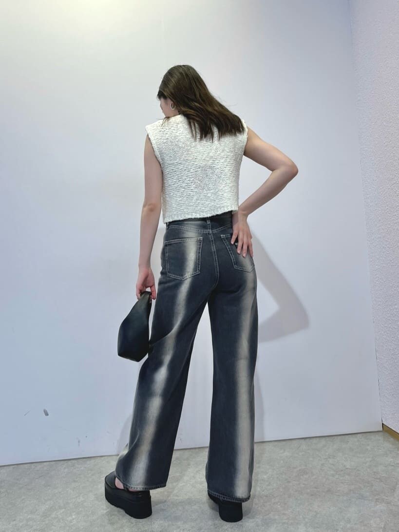 ブラック系のキャミソール、ブラック系のサンダル、ブラック系のデニムパンツを着用したレディースの夏コーディネートの3枚目の写真