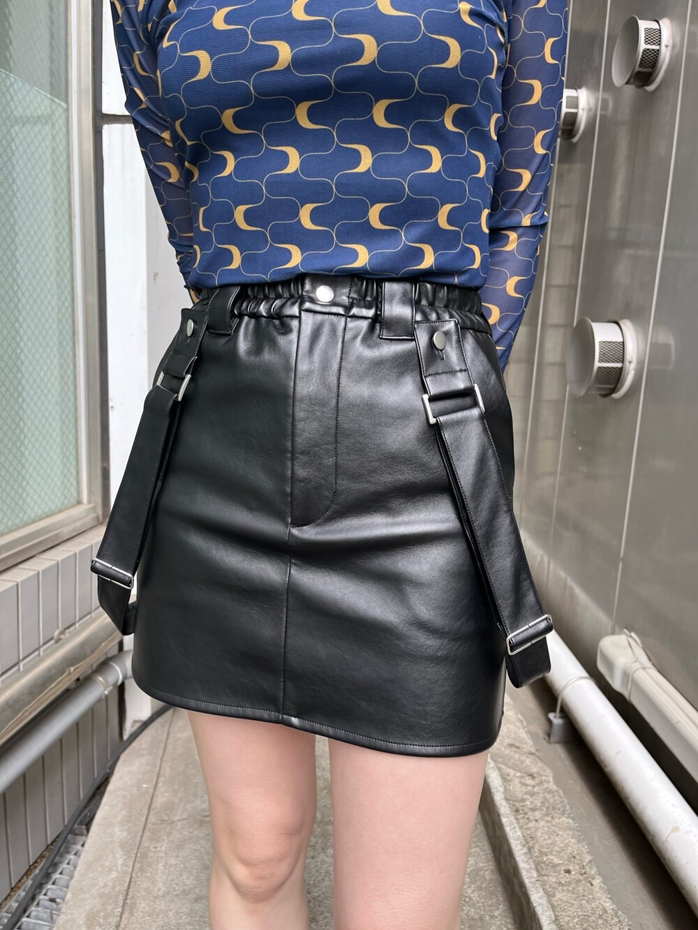 ブラック系のブーツ、ブラック系のスカート、その他のTシャツ/カットソーを着用したレディースの冬コーディネートの4枚目の写真