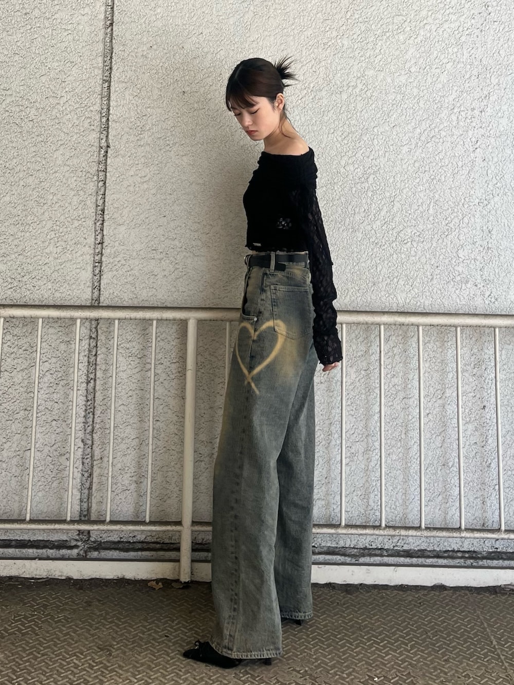 ブルー系のデニムパンツ、ブラック系のパンプス、ブラック系のTシャツ/カットソーを着用したレディースの春コーディネートの3枚目の写真