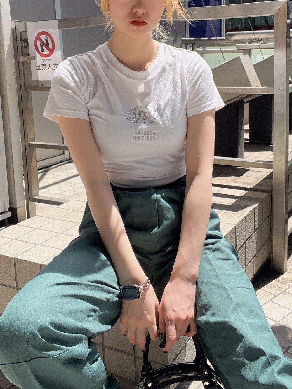 グリーン系のその他パンツ、その他のハンドバッグ、ブラック系のサンダルを着用したレディースの春コーディネートの6枚目の写真