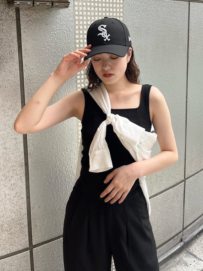 ホワイト系のシャツ/ブラウス、ブラック系のその他パンツ、ブラック系のタンクトップを着用したレディースの夏コーディネートの6枚目の写真