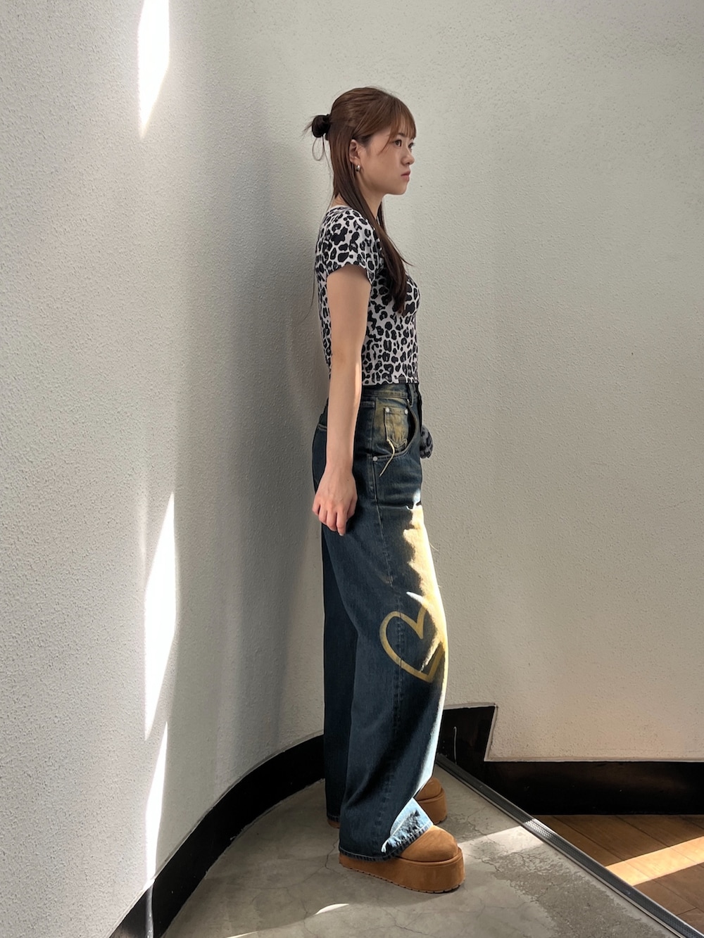 イエロー系のスリッポン、ブルー系のデニムパンツ、グレー系のTシャツ/カットソーを着用したレディースの夏コーディネートの2枚目の写真