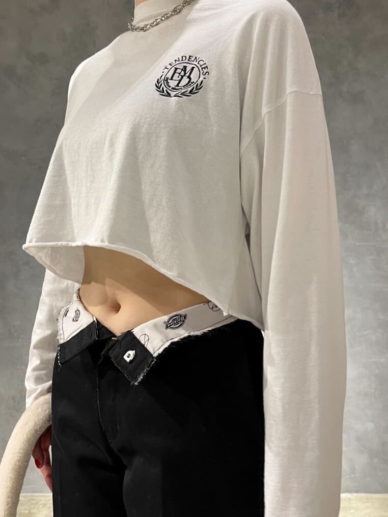 ホワイト系のハンドバッグ、ホワイト系のTシャツ/カットソー、ブラウン系のブーツを着用したレディースの秋コーディネートの5枚目の写真