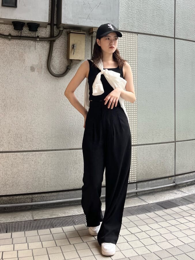 ホワイト系のシャツ/ブラウス、ブラック系のその他パンツ、ブラック系のタンクトップを着用したレディースの夏コーディネートの2枚目の写真