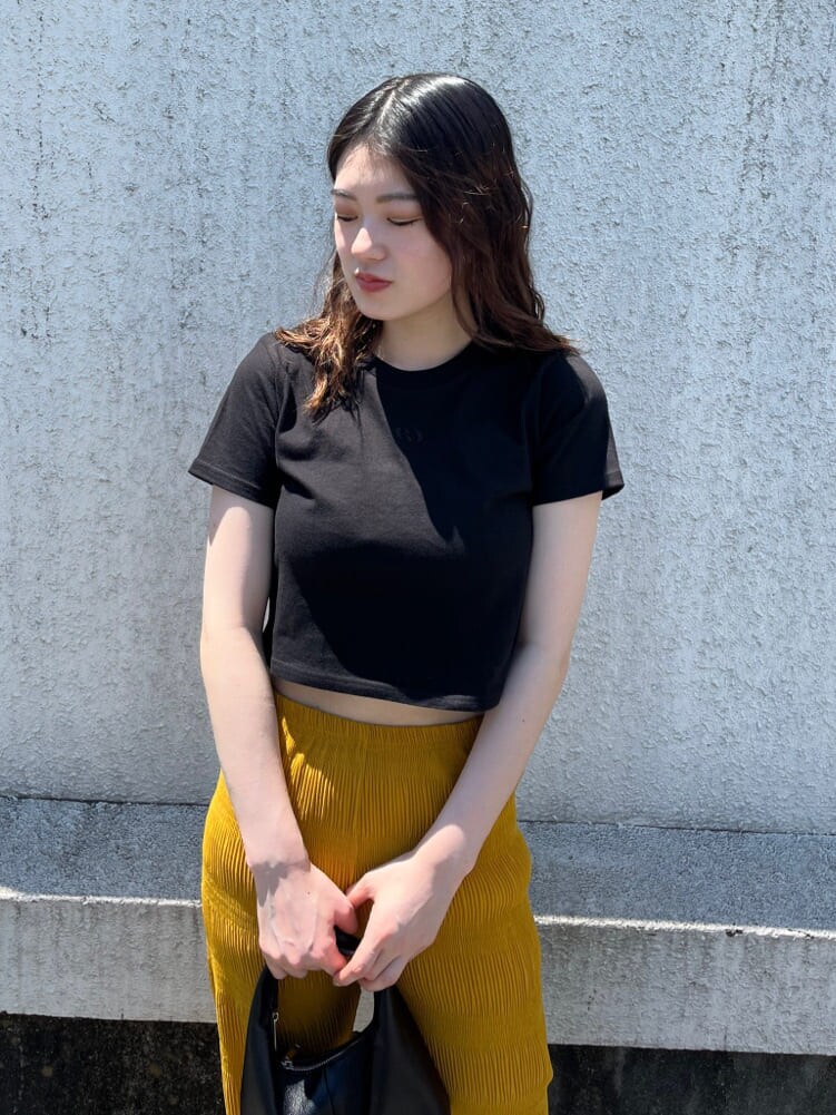 イエロー系のその他パンツ、ブラック系のTシャツ/カットソー、ブラック系のサンダルを着用したレディースの夏コーディネートの4枚目の写真