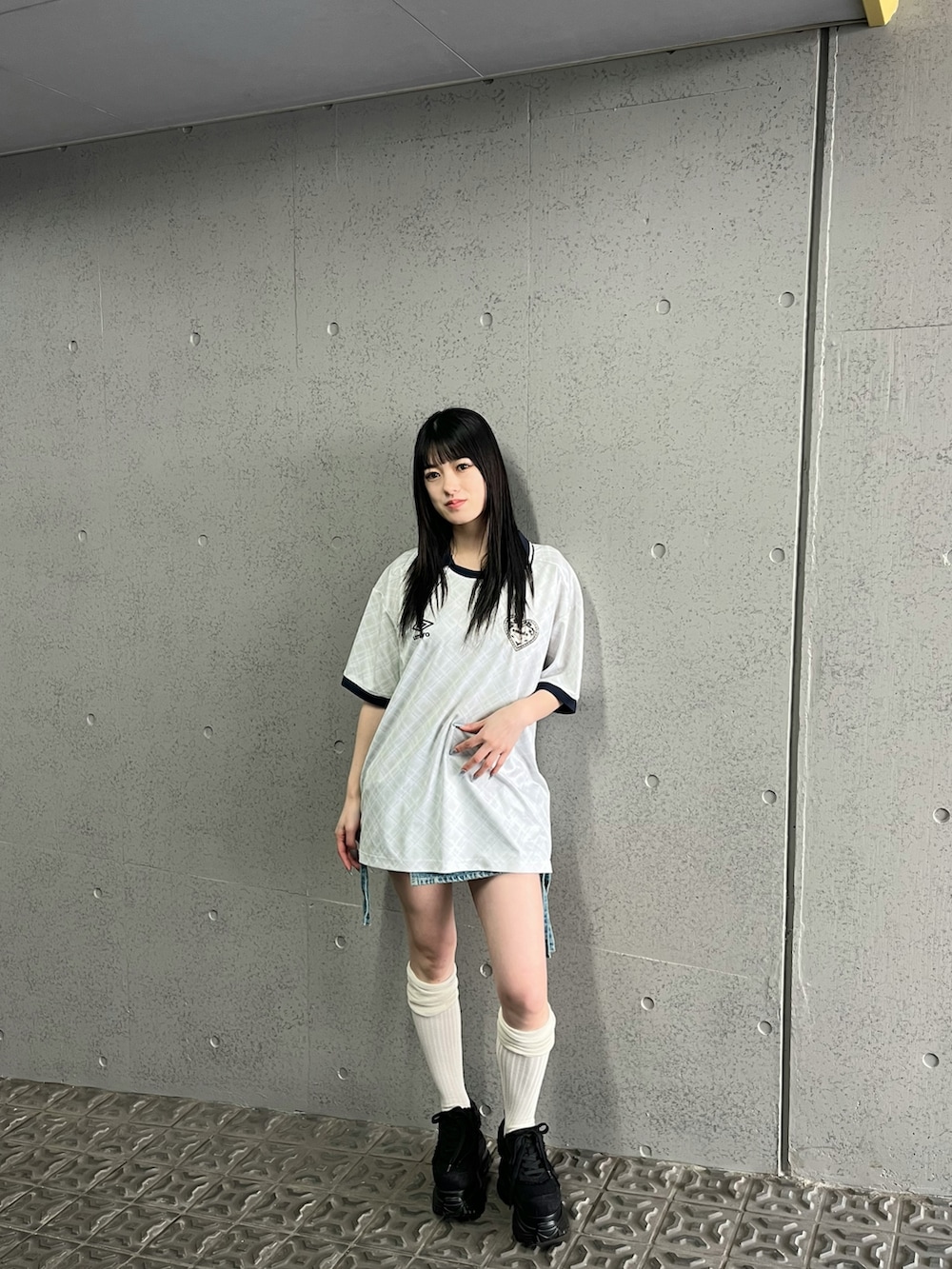 ホワイト系のTシャツ/カットソー、ブルー系のその他パンツ、ブラック系のスニーカーを着用したレディースの冬コーディネートの2枚目の写真