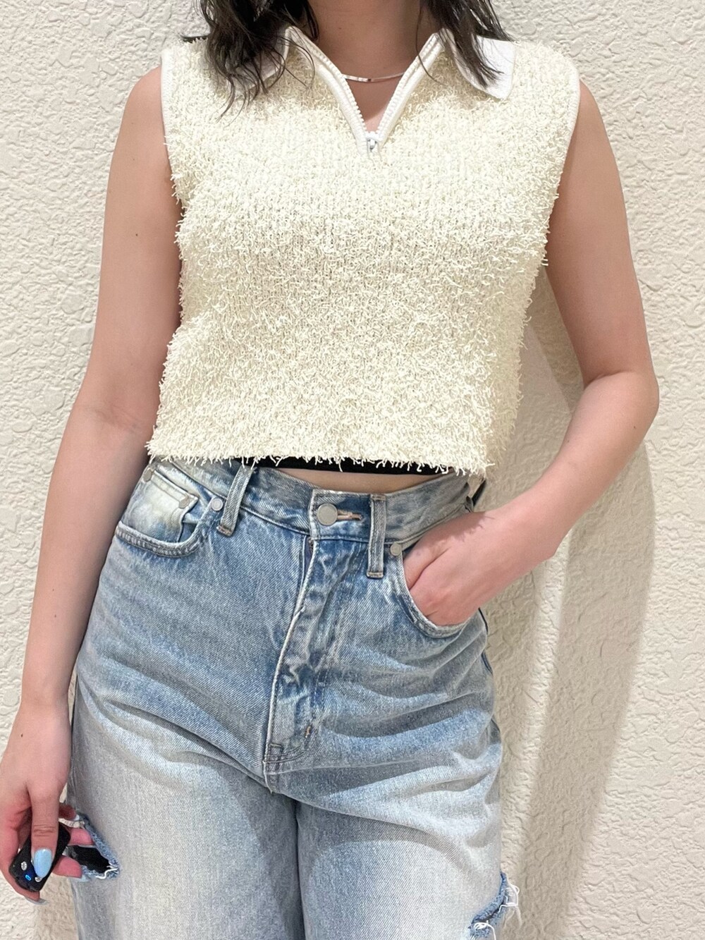 ブルー系のデニムパンツ、ブラック系のサンダル、ホワイト系のタンクトップを着用したレディースの夏コーディネートの5枚目の写真