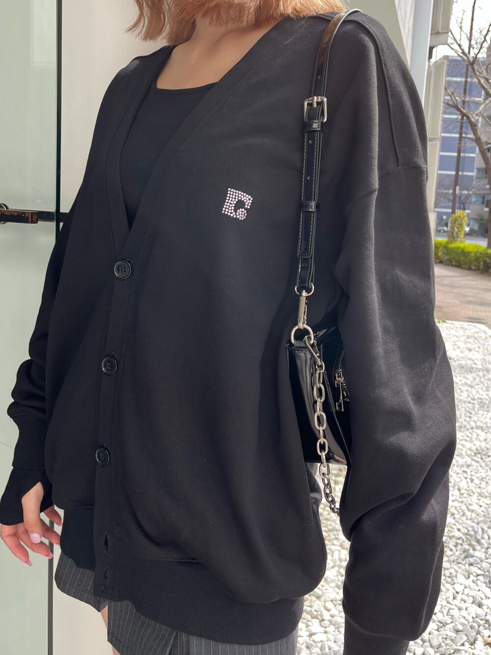 ブラック系のブーツ、ブラック系のキャミソール、ブラック系のカーディガン/ボレロを着用したレディースの春コーディネートの8枚目の写真