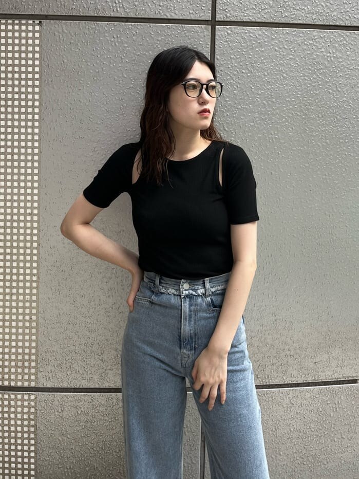 ブラック系のスニーカー、ブラック系のTシャツ/カットソーを着用したレディースの夏コーディネートの6枚目の写真