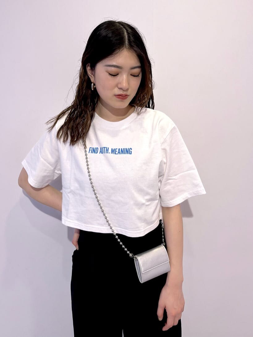ブラック系のその他パンツ、ブラック系のサンダル、シルバー系の財布を着用したレディースの夏コーディネートの5枚目の写真