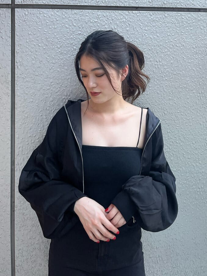 ブラック系のブーツ、ブラック系のスカートを着用したレディースの夏コーディネートの5枚目の写真