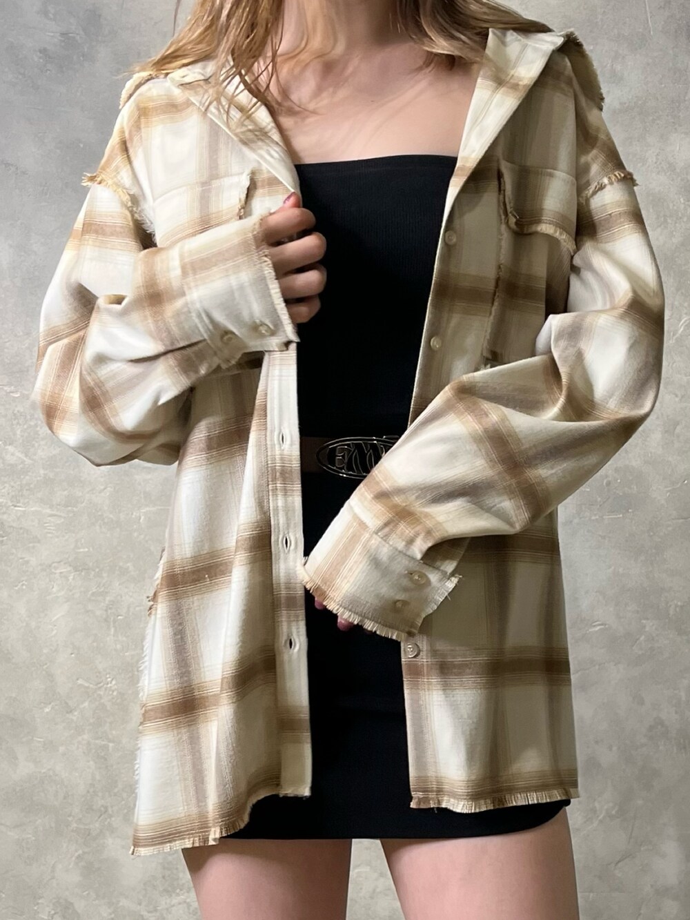 ブラック系のスカート、ベージュ系のシャツ/ブラウス、ブラウン系のブーツを着用したレディースの冬コーディネートの4枚目の写真