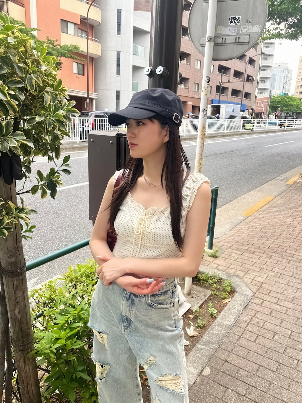 ブルー系のデニムパンツ、ホワイト系のタンクトップを着用したレディースの夏コーディネートの3枚目の写真