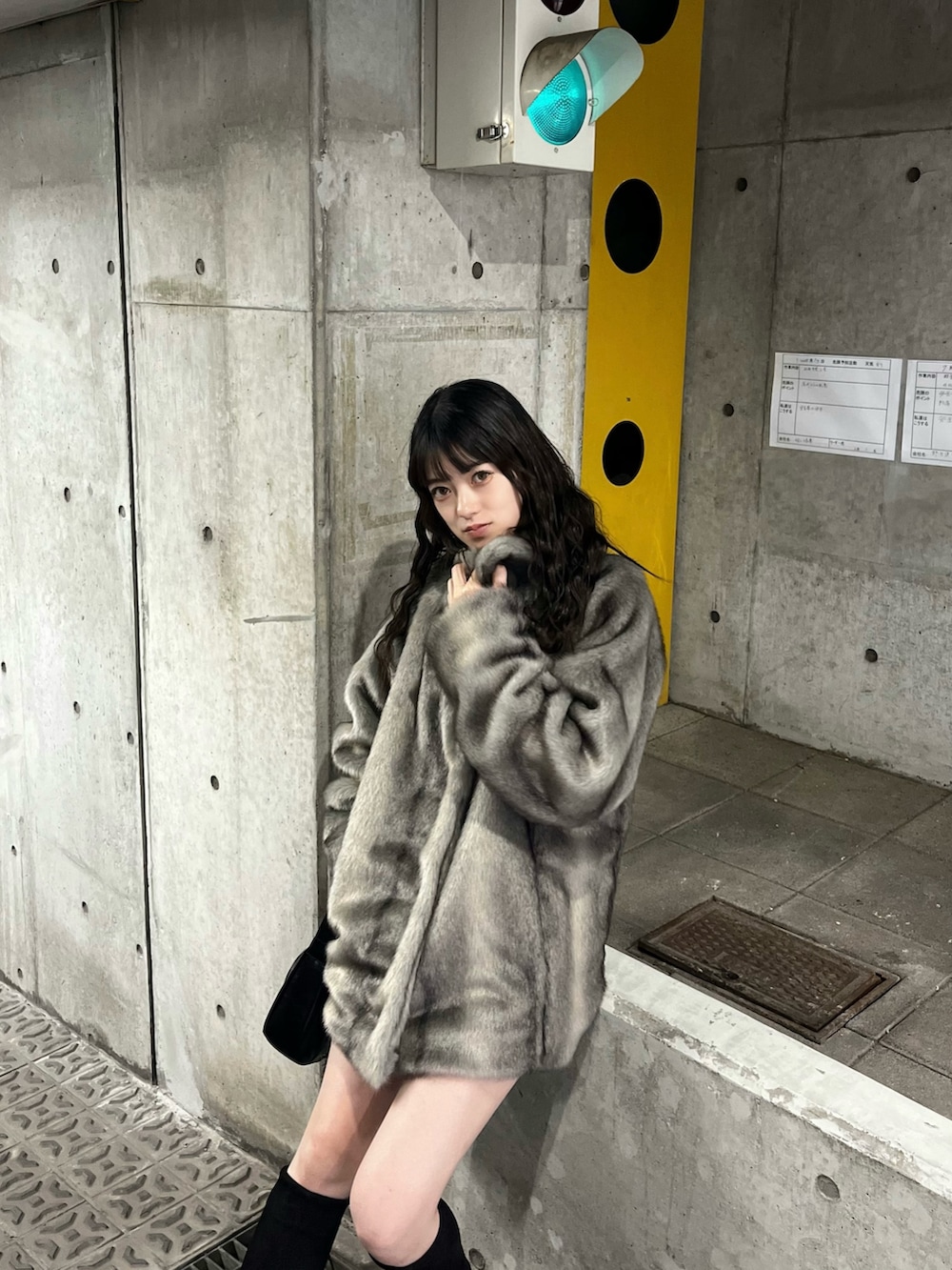 グレー系のその他アウター、ブラック系のブーツ、ブラック系のショルダーバッグを着用したレディースの秋コーディネートの3枚目の写真