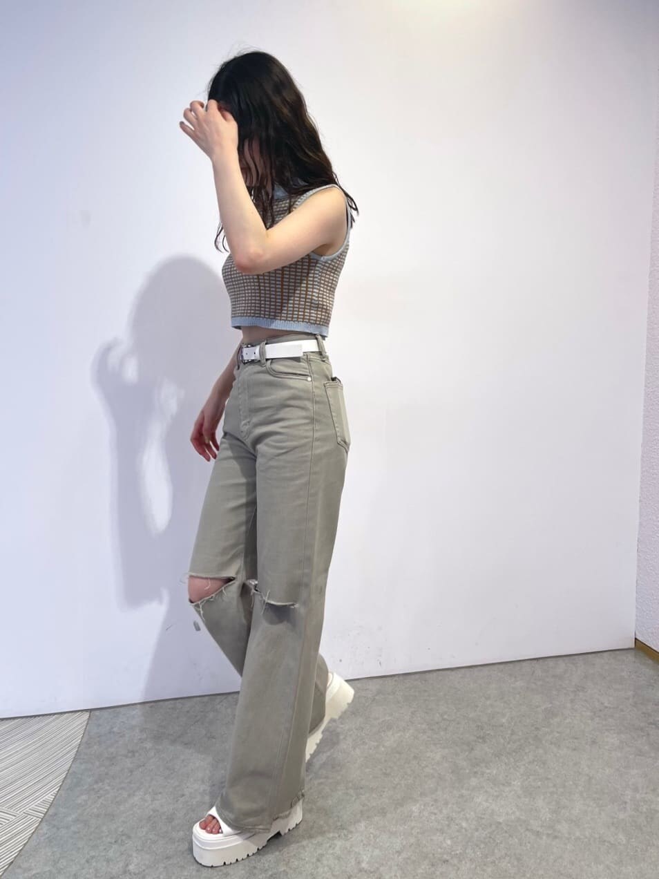 ホワイト系のサンダル、ベージュ系のデニムパンツ、その他のタンクトップを着用したレディースの夏コーディネートの2枚目の写真