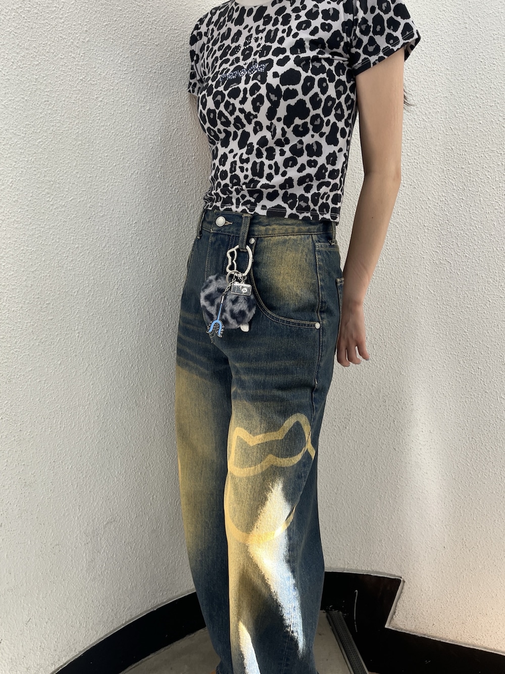 イエロー系のスリッポン、ブルー系のデニムパンツ、グレー系のTシャツ/カットソーを着用したレディースの夏コーディネートの5枚目の写真