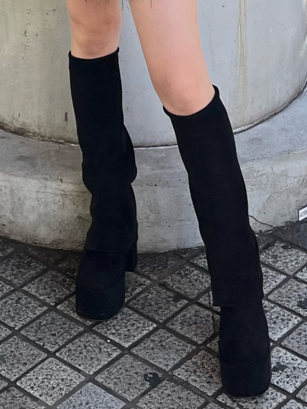 その他のスカート、ブラック系のニット/セーター、ブラック系のブーツを着用したレディースの秋コーディネートの7枚目の写真