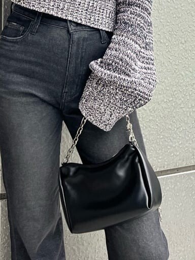 ブラック系のブーツ、ブラック系のデニムパンツ、その他のニット/セーターを着用したレディースの秋コーディネートの7枚目の写真