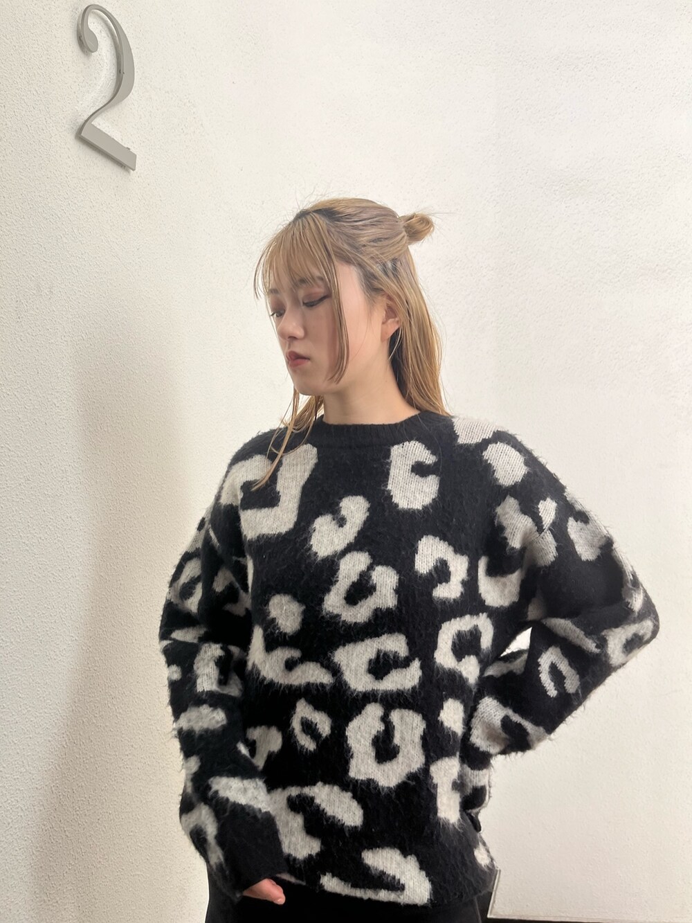 ブラウン系のブーツ、ブラック系のスカート、ブラック系のニット/セーターを着用したレディースの冬コーディネートの4枚目の写真