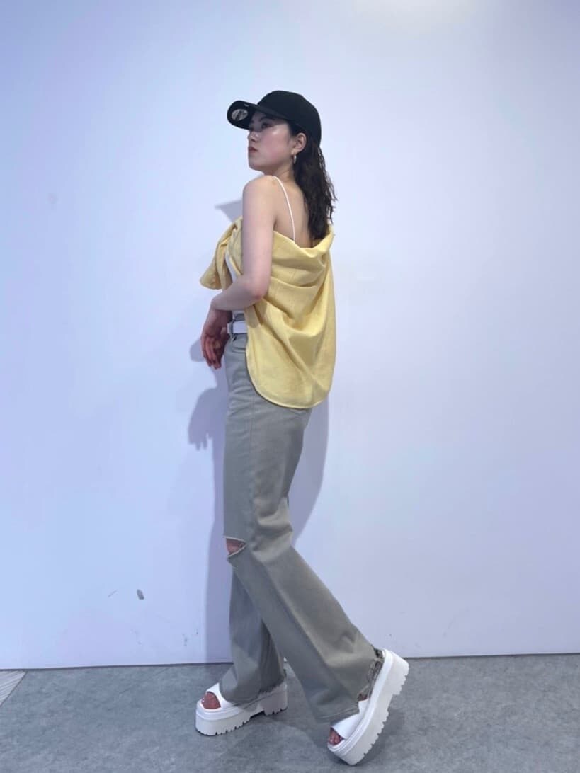 ホワイト系のサンダル、イエロー系のシャツ/ブラウス、ベージュ系のデニムパンツを着用したレディースの夏コーディネートの2枚目の写真