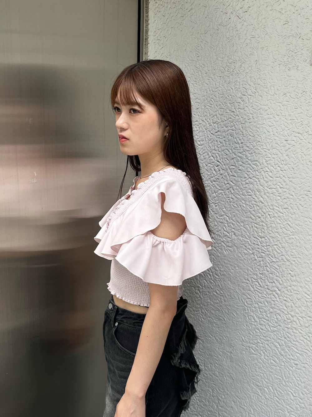 ブラック系のサンダル、ブラック系のデニムパンツ、ピンク系のTシャツ/カットソーを着用したレディースの夏コーディネートの5枚目の写真