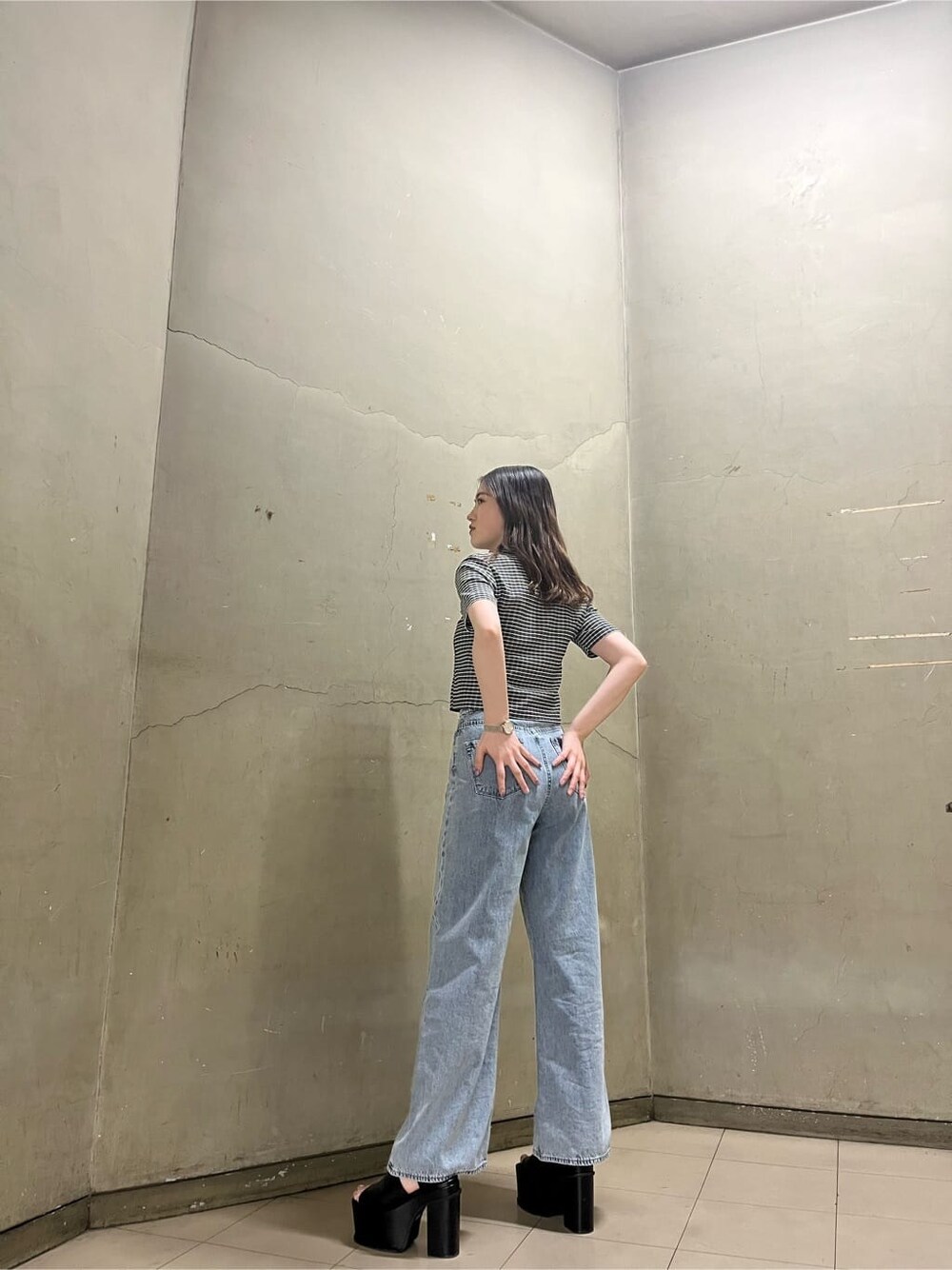 ブラック系のサンダル、ブルー系のデニムパンツ、その他のシャツ/ブラウスを着用したレディースの春コーディネートの3枚目の写真