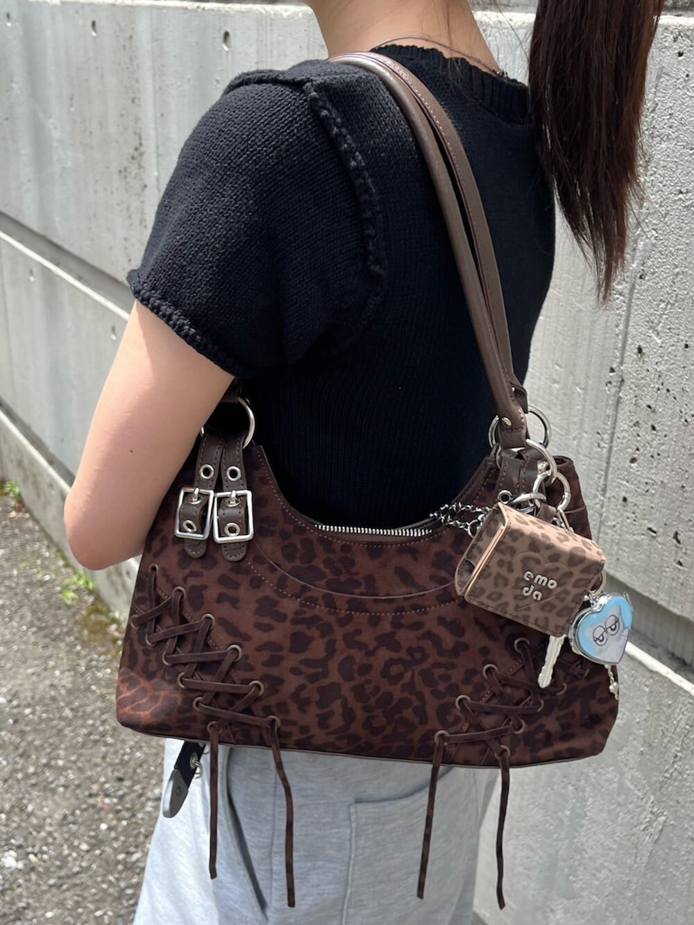ブラウン系のスニーカー、ブラック系のショルダーバッグ、グレー系のスウェットパンツを着用したレディースの夏コーディネートの6枚目の写真