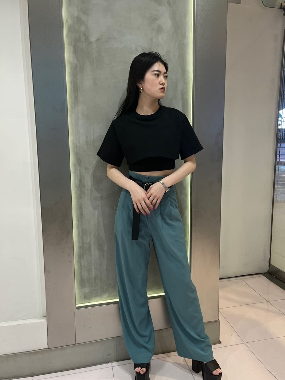 ブラック系のTシャツ/カットソー、ブルー系のその他パンツ、ブラック系のサンダルを着用したレディースの春コーディネートの2枚目の写真