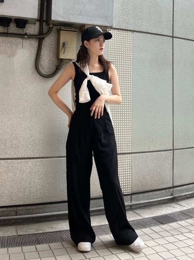 ホワイト系のシャツ/ブラウス、ブラック系のその他パンツ、ブラック系のタンクトップを着用したレディースの夏コーディネートの3枚目の写真