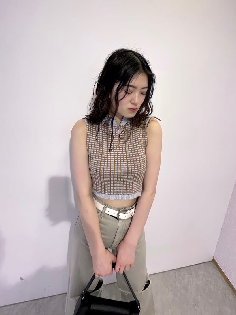 ホワイト系のサンダル、ベージュ系のデニムパンツ、その他のタンクトップを着用したレディースの夏コーディネートの5枚目の写真