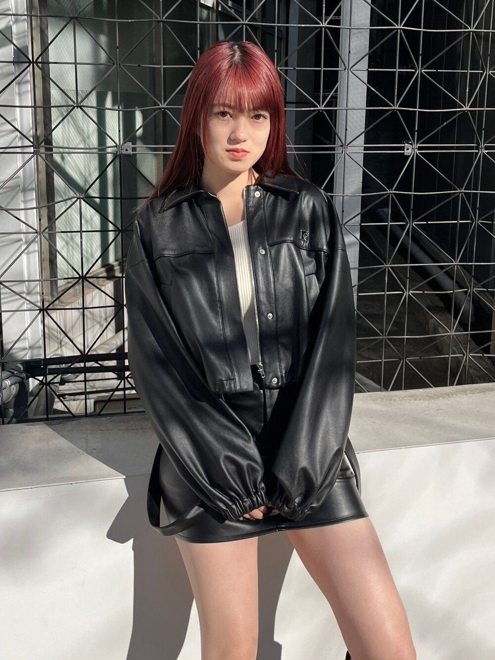 ホワイト系のニット/セーター、ブラック系のブーツ、ブラック系のブルゾンを着用したレディースの冬コーディネートの7枚目の写真