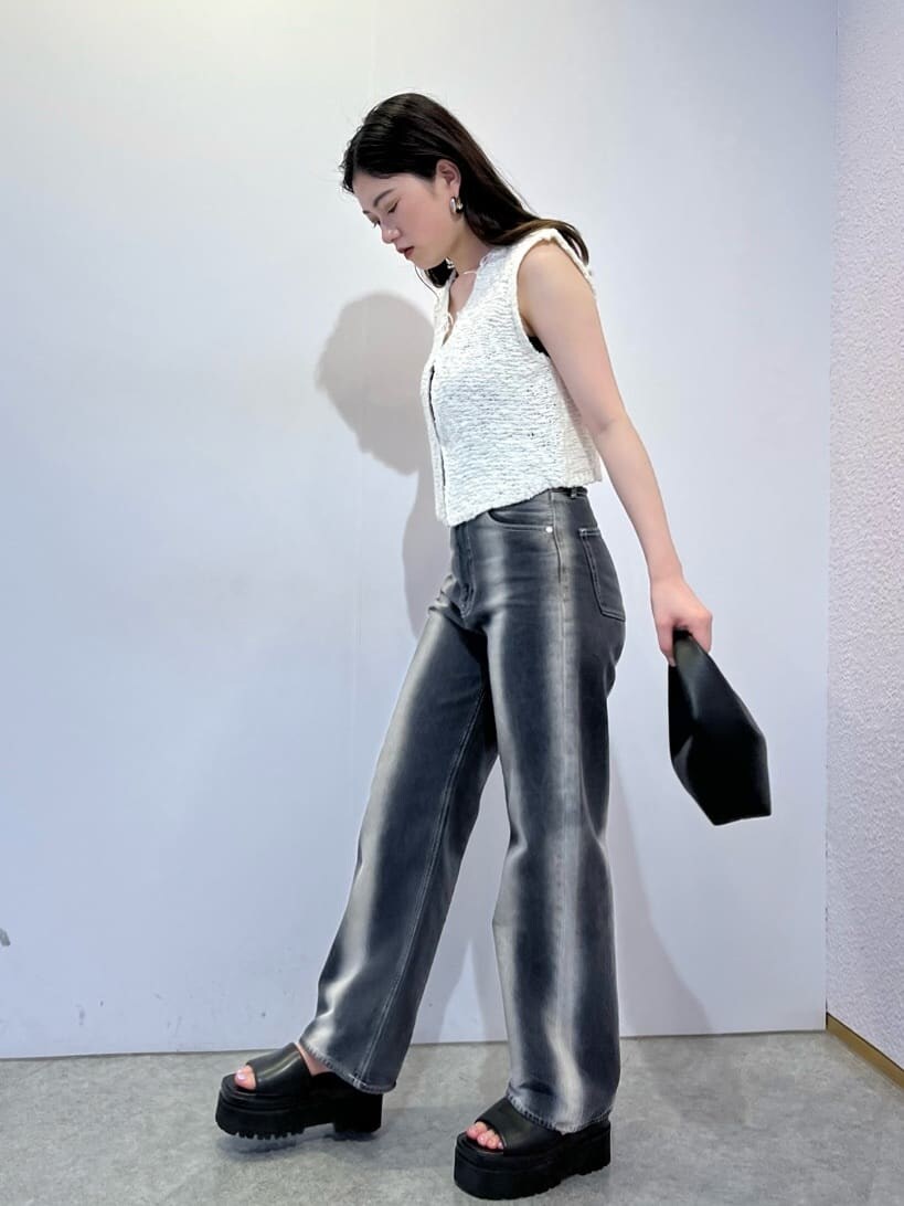 ブラック系のキャミソール、ブラック系のサンダル、ブラック系のデニムパンツを着用したレディースの夏コーディネートの2枚目の写真