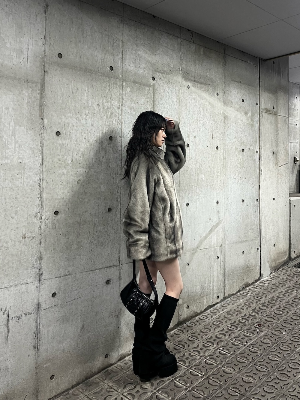 グレー系のその他アウター、ブラック系のブーツ、ブラック系のショルダーバッグを着用したレディースの秋コーディネートの2枚目の写真