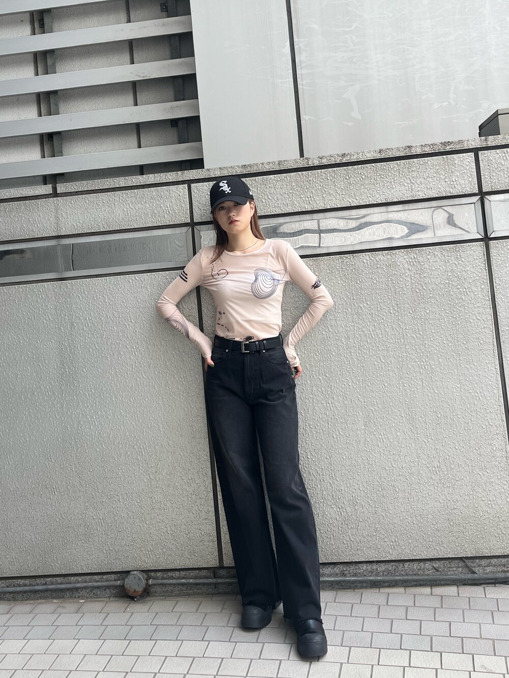 ブラック系のブーツ、ブラック系のデニムパンツ、ホワイト系のTシャツ/カットソーを着用したレディースの秋コーディネートの3枚目の写真