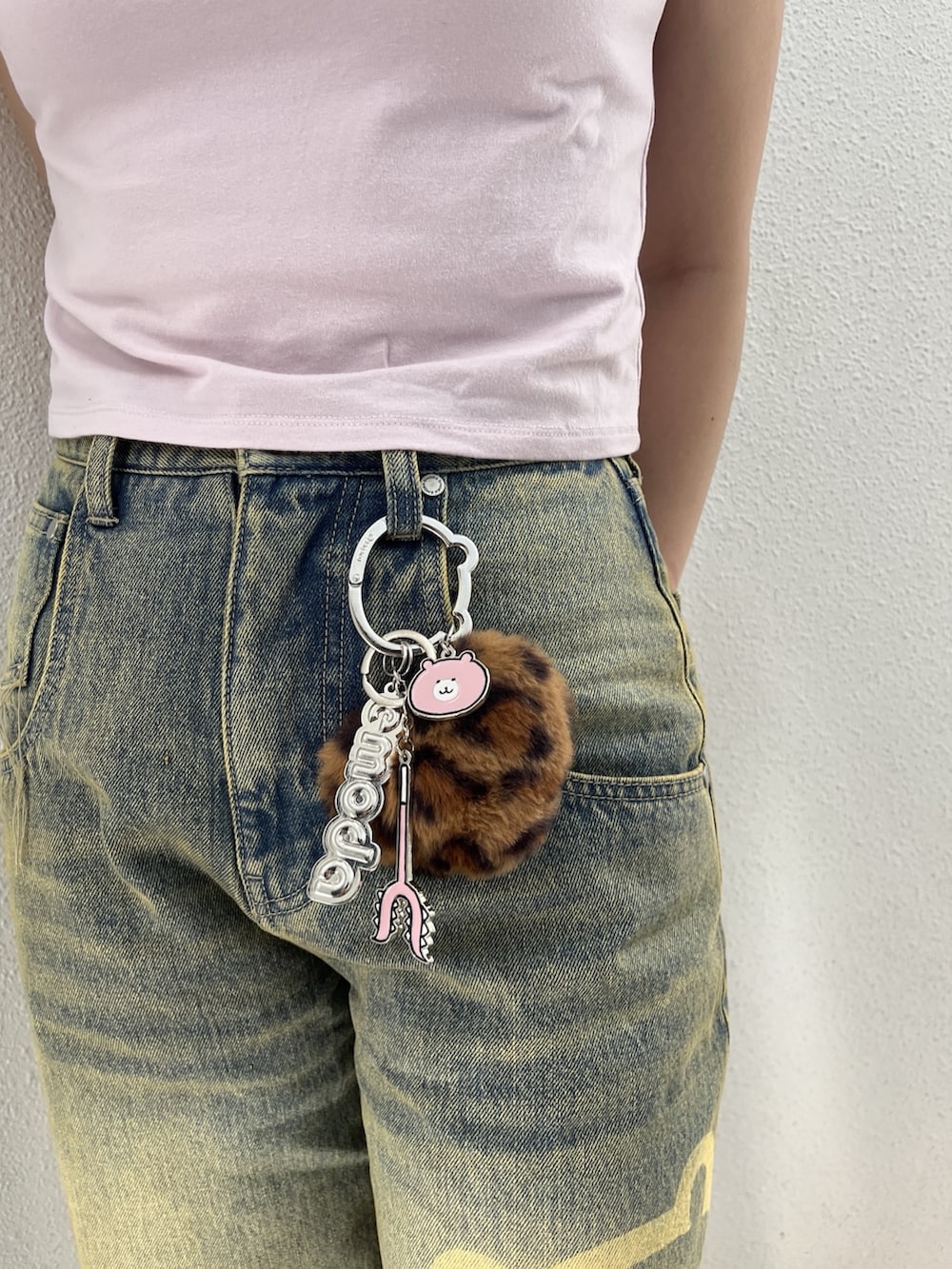 ブラック系のスリッポン、ブルー系のデニムパンツ、ピンク系のTシャツ/カットソーを着用したレディースの夏コーディネートの5枚目の写真