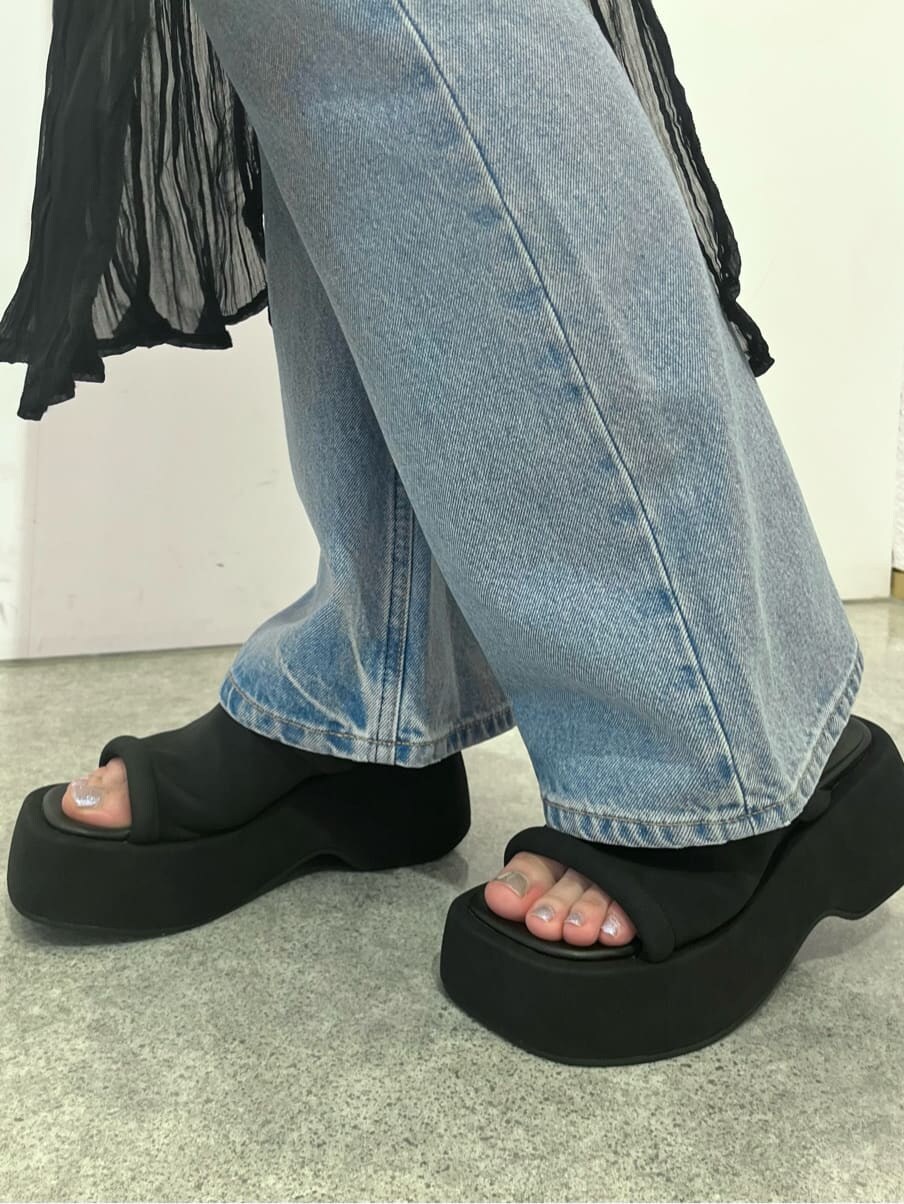 ホワイト系のタンクトップ、ブラック系のワンピース、ブルー系のデニムパンツを着用したレディースの夏コーディネートの7枚目の写真