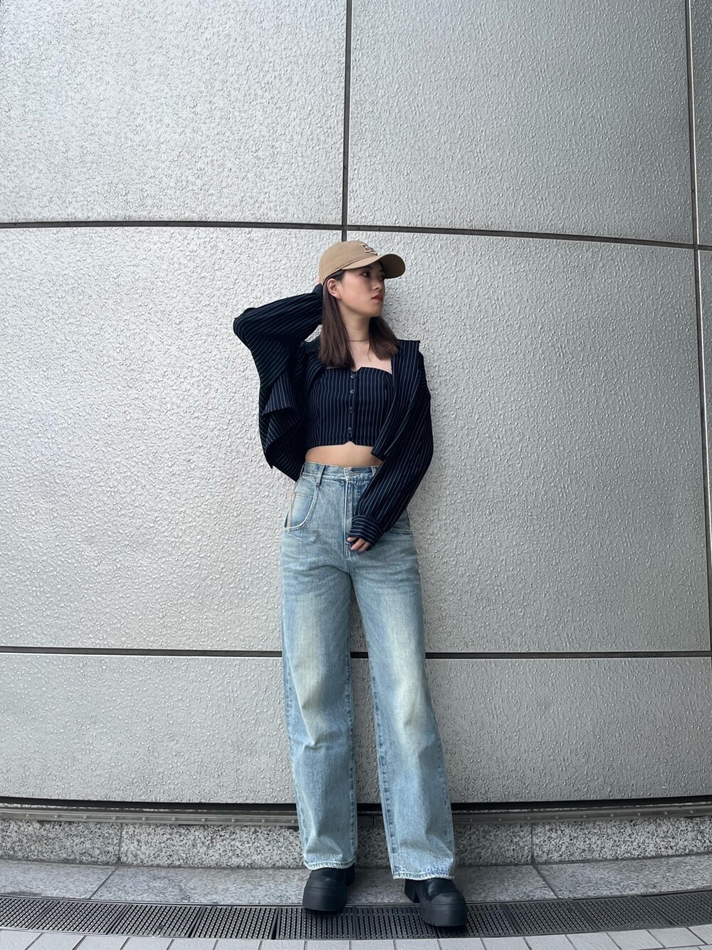 ブラック系のブーツ、ブルー系のデニムパンツ、その他のシャツ/ブラウスを着用したレディースの夏コーディネートの2枚目の写真