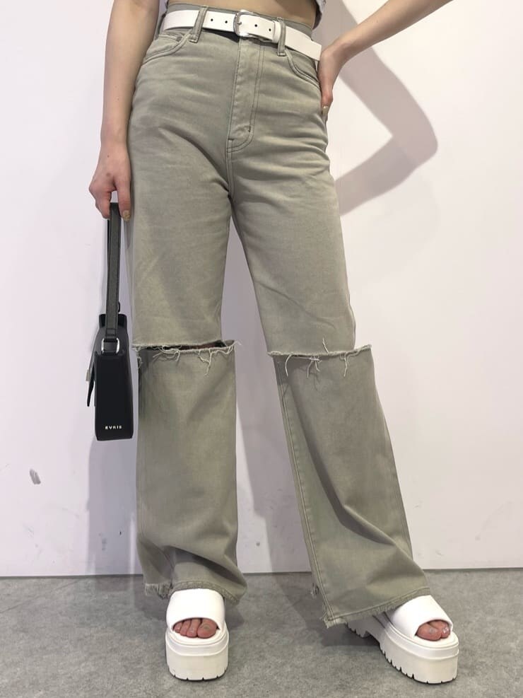 ホワイト系のサンダル、ベージュ系のデニムパンツ、その他のタンクトップを着用したレディースの夏コーディネートの6枚目の写真