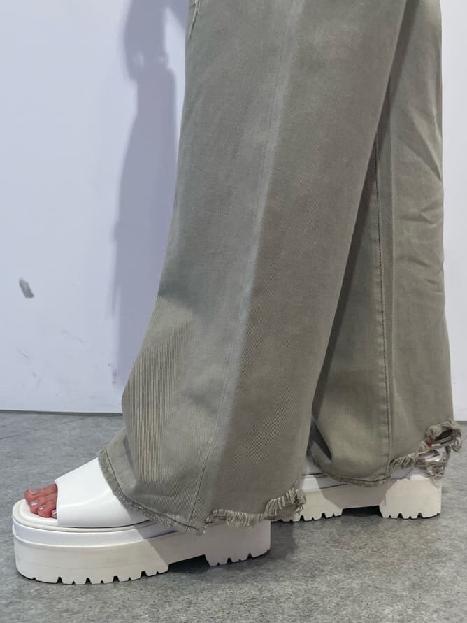 ホワイト系のサンダル、ベージュ系のデニムパンツ、その他のタンクトップを着用したレディースの夏コーディネートの7枚目の写真