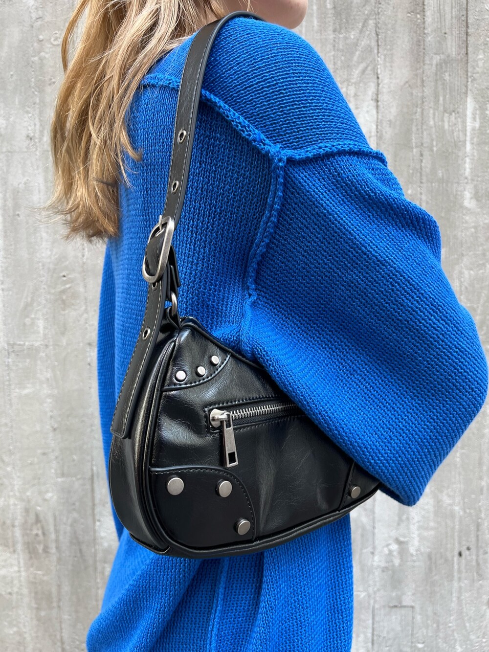 ブラック系のハンドバッグ、ブラック系のブーツ、ホワイト系のキャミソールを着用したレディースの春コーディネートの6枚目の写真