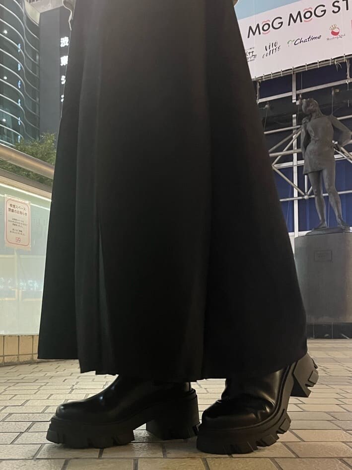 ブラック系のブーツ、グレー系のTシャツ/カットソー、ブラック系のスカートを着用したレディースの夏コーディネートの7枚目の写真