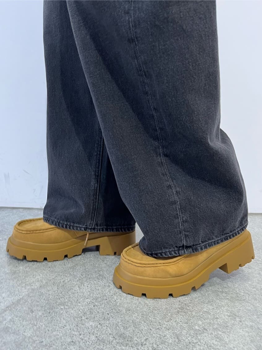 ブラウン系のブーツ、ホワイト系のカーディガン/ボレロ、グレー系のデニムパンツを着用したレディースの秋コーディネートの7枚目の写真