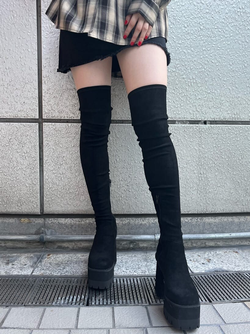 その他のシャツ/ブラウス、ブラック系のブーツ、ブラック系のスカートを着用したレディースの夏コーディネートの7枚目の写真